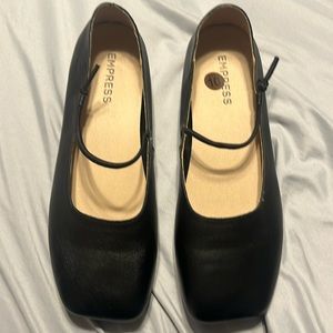 Never worn Empress shoes. So comfortable with. arch support and wide toe bed